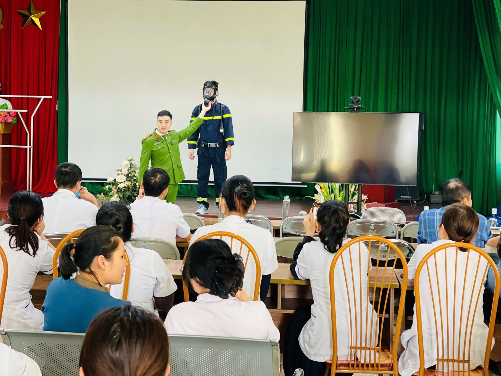 TỔ CHỨC TẬP HUẤN PHÒNG CHÁY, CHỮA CHÁY VÀ CỨU NẠN, CỨU HỘ CHO CÁN BỘ NHÂN VIÊN TRUNG TÂM Y TẾ TÂN YÊN