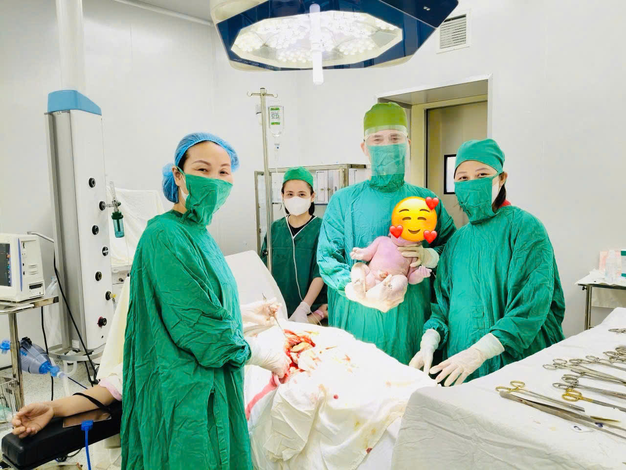 Phẫu thuật thành công ca thai 5.4 kg trên nền sẹo mổ cũ tại Bệnh viên Đa khoa Tân Yên