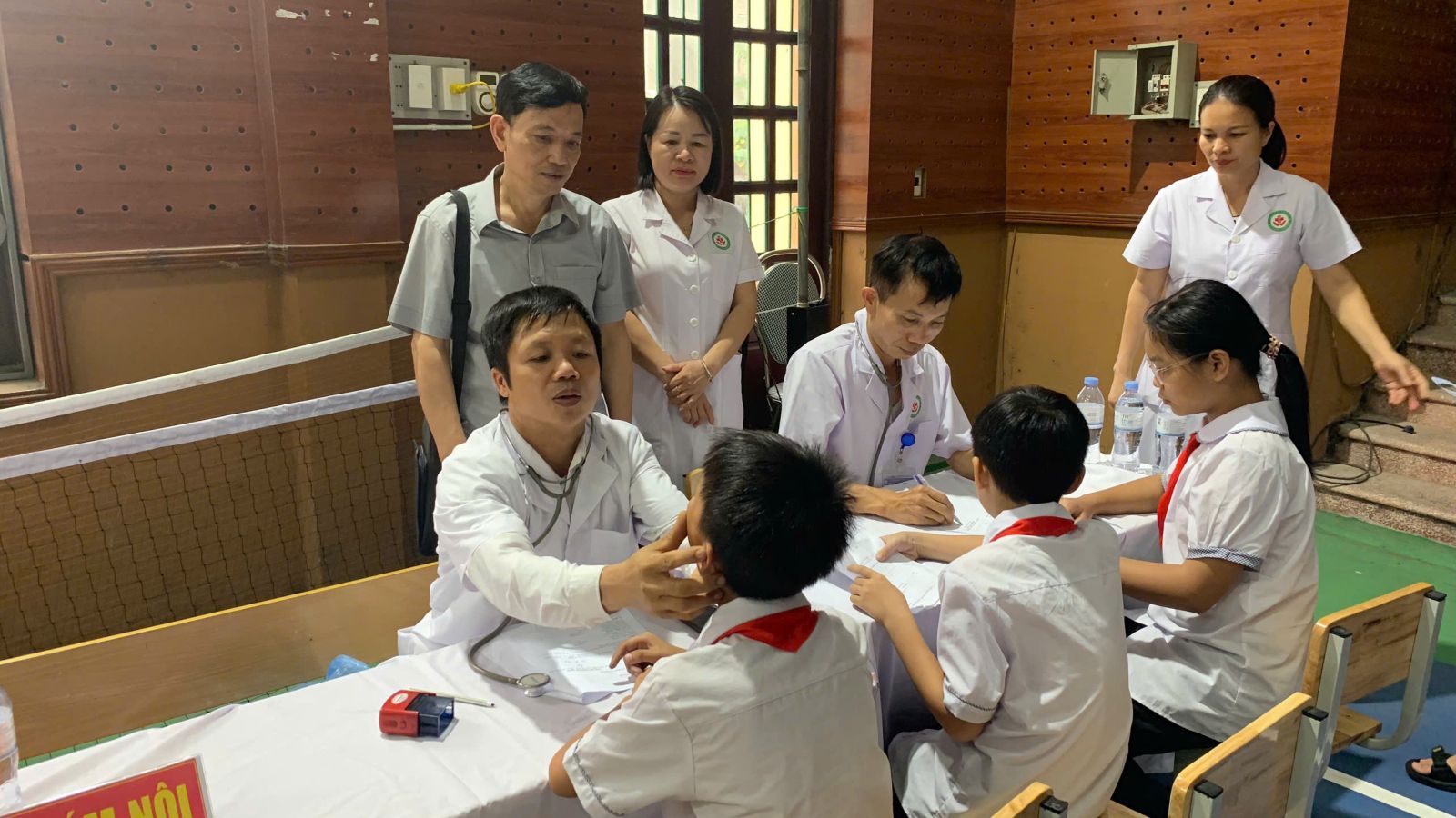 BỆNH VIỆN ĐA KHOA TÂN YÊN HỖ TRỢ CHUYÊN MÔN KHÁM SỨC KHỎE HỌC SINH TẠI TRƯỜNG TIỂU HỌC TÂN YÊN SỐ 1
