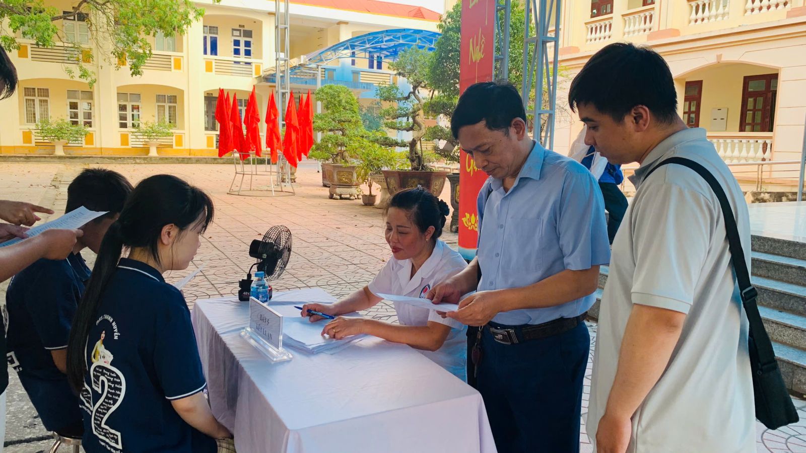BỆNH VIỆN ĐA KHOA TÂN YÊN HỖ TRỢ CHUYÊN MÔN KIỂM TRA SỨC KHỎE ĐẦU NĂM HỌC TẠI TRƯỜNG THPT TÂN YÊN SỐ 2