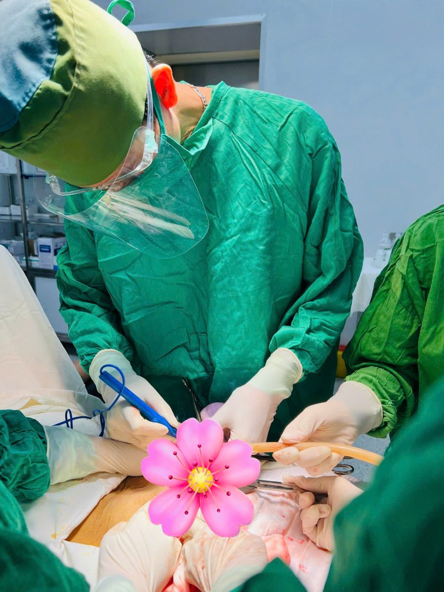 PHẪU THUẬT THÀNH CÔNG KHỐI U BUỒNG TRỨNG "KHỔNG LỒ" NẶNG 4KG TRÊN NGƯỜI BỆNH CAO TUỔI