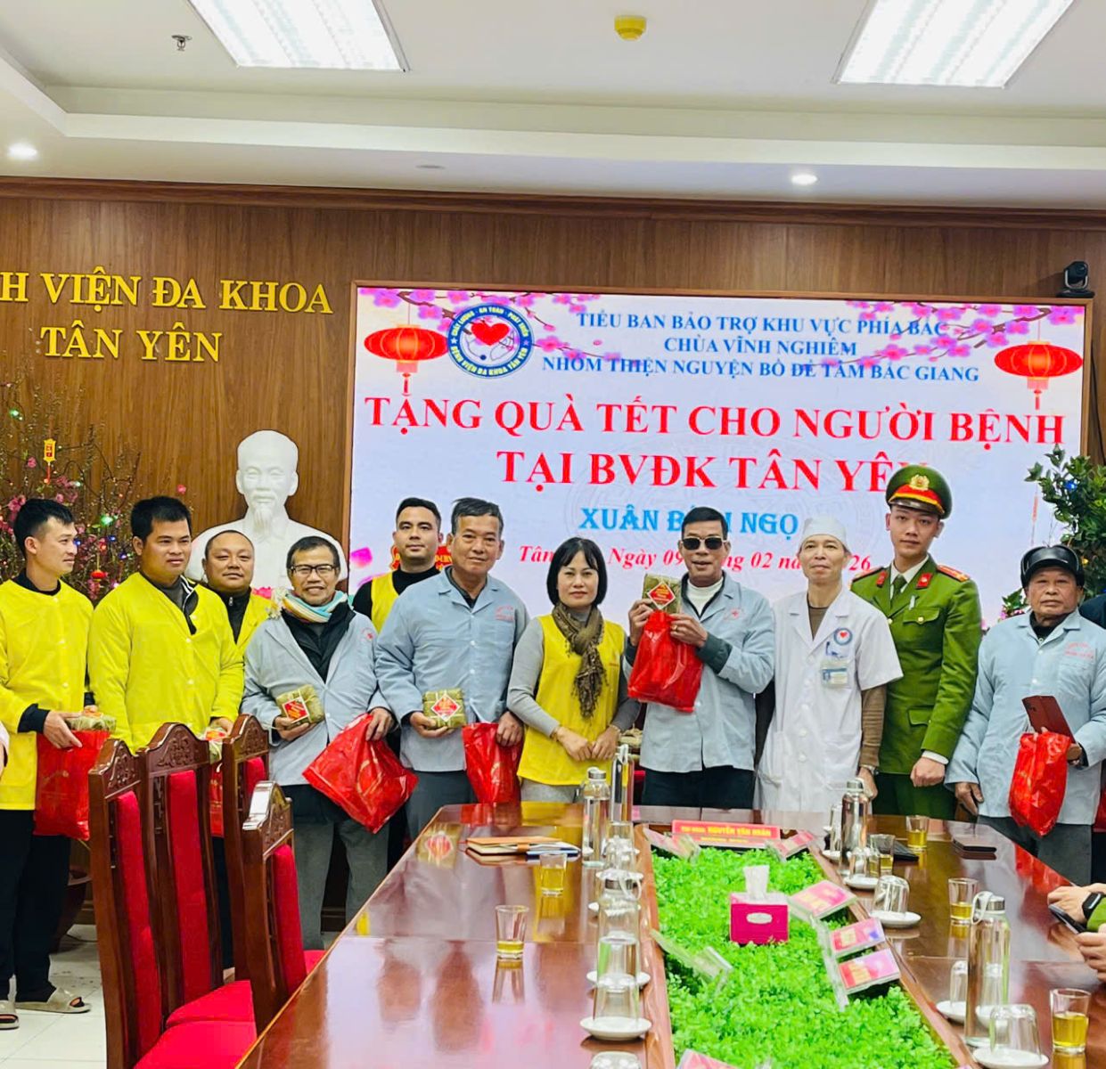LAN TỎA YÊU THƯƠNG – TRAO BÁNH CHƯNG TẾT CHO NGƯỜI BỆNH TẠI BỆNH VIỆN ĐA KHOA TÂN YÊN