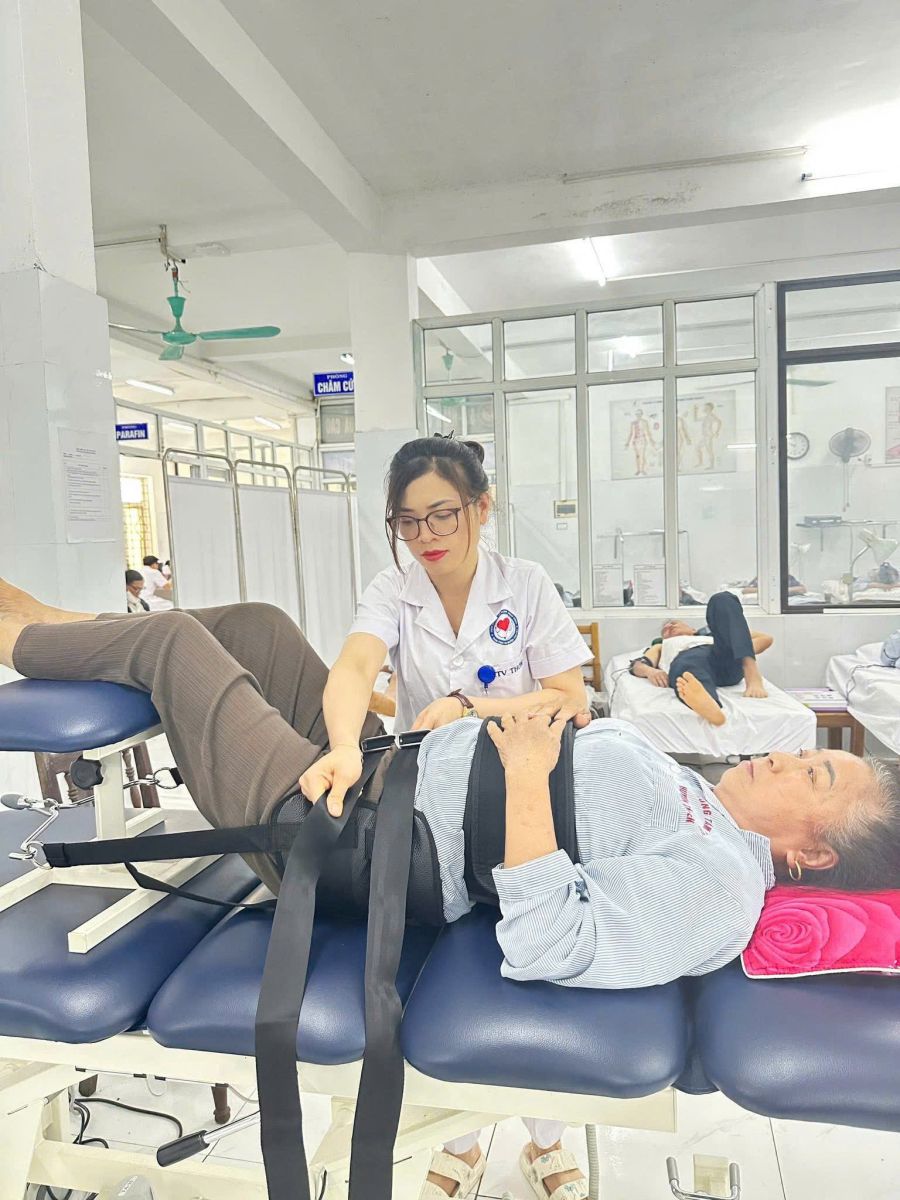 KÉO GIÃN CỘT SỐNG BẰNG MÁY: CƠ CHẾ KHOA HỌC VÀ HIỆU QUẢ TRONG ĐIỀU TRỊ BỆNH LÝ CƠ XƯƠNG KHỚP